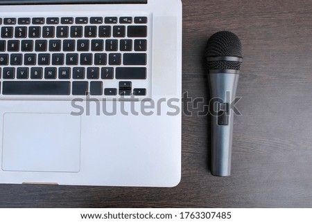 Laptop with dynamic mic on a wooden table