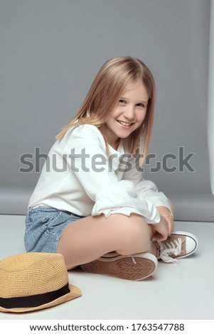 girl sitting on the floor background image