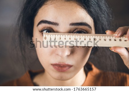 woman measure the eyes with a ruler