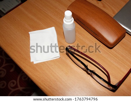 The top display includes glasses with cleaning tools