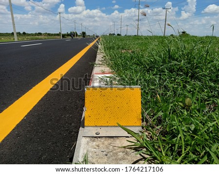 Yellow reflective target Island area in the middle of the road To ensure the safety of motor vehicle drivers



