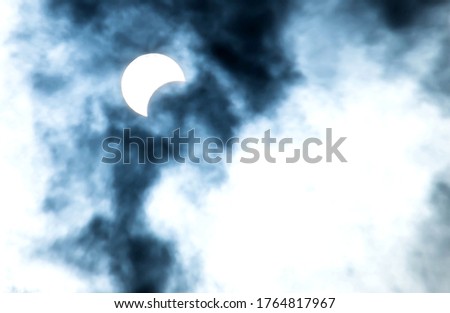 The blurred image of the sun is a natural phenomenon in which the shadow of the moon obscures the sun, known as a solar eclipse.
