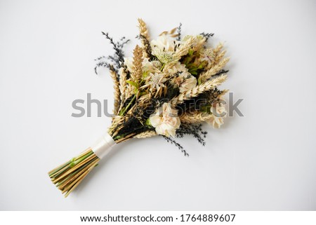 bouquet in neutral colors dried flowers and fresh flowers