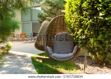 Well-kept green garden. Great cozy place to stay. Wicker Chair Nest.