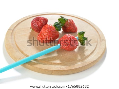 Life hack; Remove stems from strawberries quickly with a thick straw