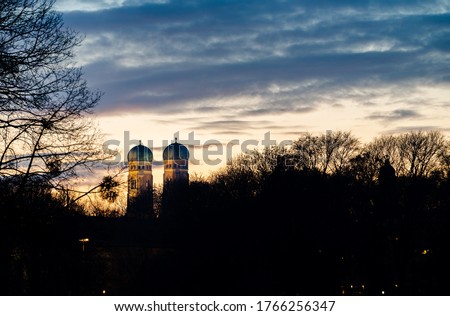 picture of munich frauenkirhce during sunset