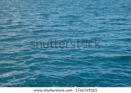 Gentle wave pattern with bright reflections