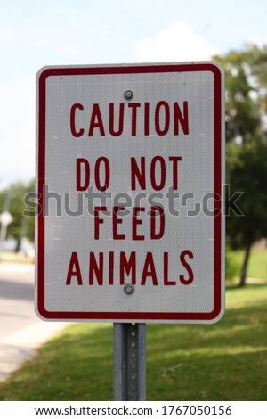 CAUTION DO NOT FEED ANIMALS SIGN