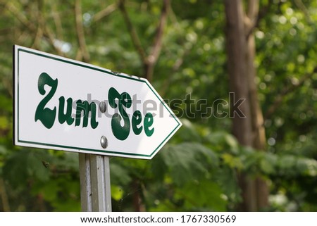 Sign "Zum See", direction to the lake, Waren (Müritz), Mecklenburg Lake District, Mecklenburg-Vorpommern, Germany