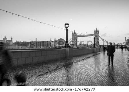 london and the tower bridge in black and white