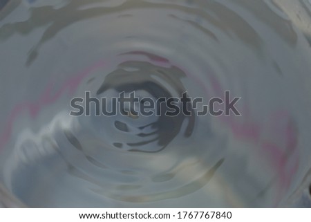Blur the background of the water ripples in a circle.