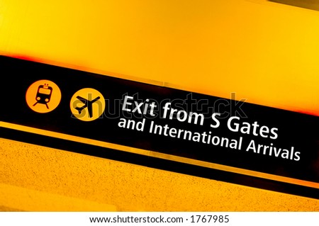 Interntional arrivals sign