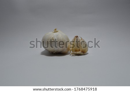 a picture of garlic.
