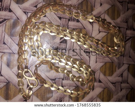 Gold chain wall paper picture