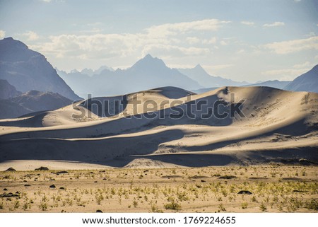 Cold Desert With Mountains Background 