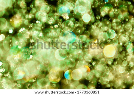 Blurred images and bokeh made from water droplets in green and yellow tones