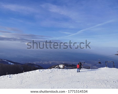 Picture of the summit of a mountain covered with snow