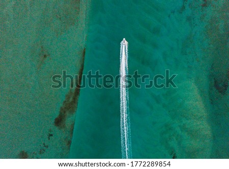 Jade estuary and boat white trails