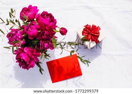 Set of gift, flowers and greeting card