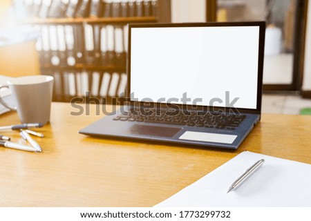 laptop monitor mockup with pen on white paper note and selective on pen