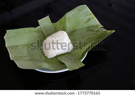 The glutinous rice on banana leaf