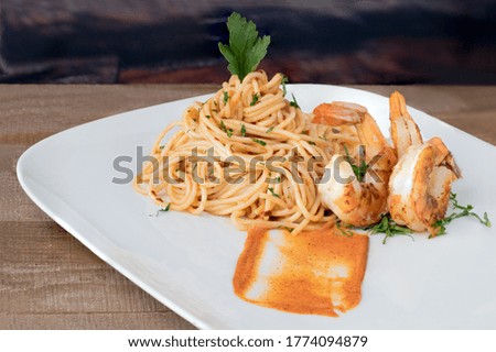 Noodles with prawns and seafood sauce