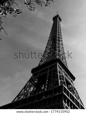 Black and white image of Eiffel tower