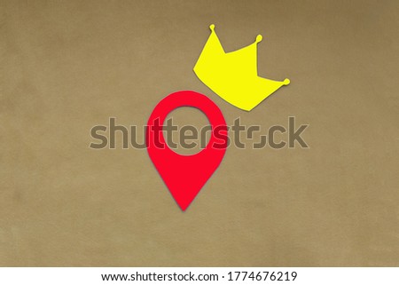 The crown is yellow, and the geolocation sign is red on a light brown background. Determining the main location.
