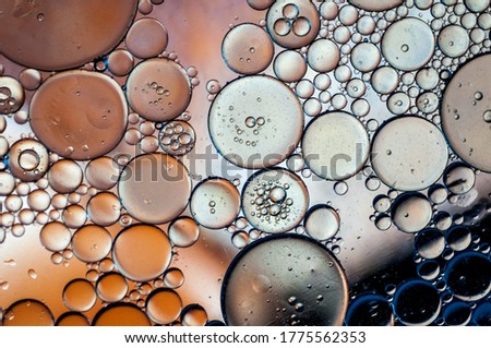 golden tones in oil and light bubbles