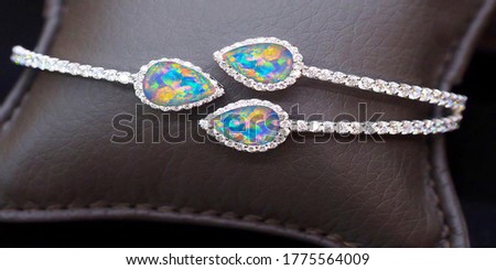 
White gold bangle
Adorned with opals