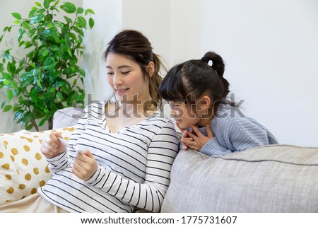 Parents and children looking at echo pictures