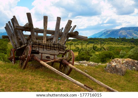 Old wooden abandoned wagon 