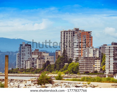 A view of West Vancouver buildings and mountains.