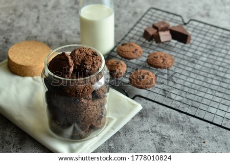 Dark chocolate chip cookies in jar on the table