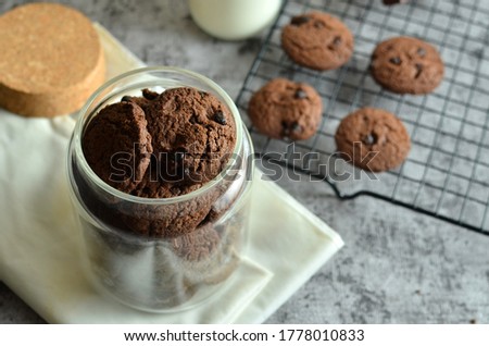 Dark chocolate chip cookies in jar on the table