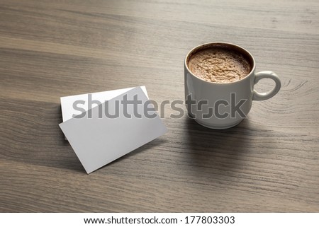 Photo blank a stack of b-cards with cape of coffee on a wooden texture 