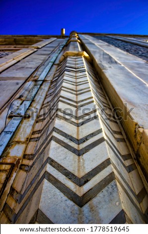 Shallow depth of field displaying horizontal view of Tajmahal architecture illusion