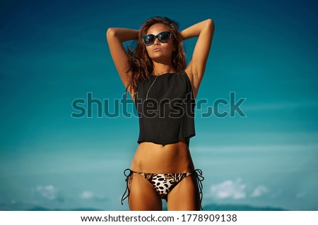 Beautiful brunette woman in sunglasses outdoor portrait 