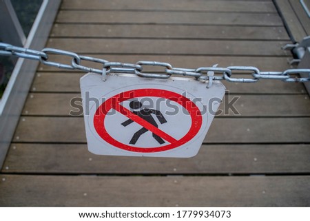 chain with sign “no entry”