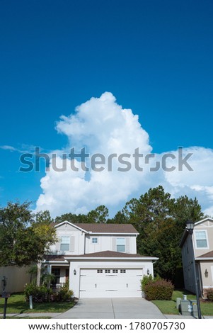  Beautiful lion like white cloud and House in the summer of Florida