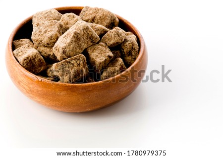 brown sugar lump in round wooden bowl