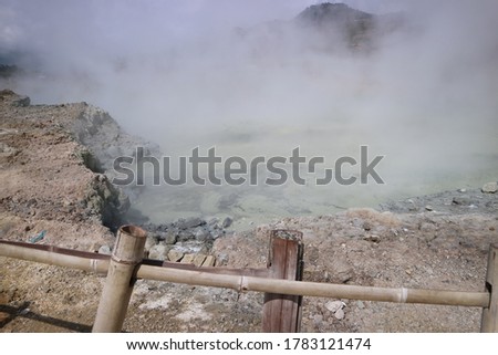 sikidang crater is located in the Dieng plateau
