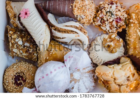 Petits fours marocains (translated as moroccan sweets) seen from a top view. It includes briouates and almond cookies. 