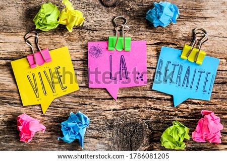 Colorful speech bubbles shaped paper with the French text "vive la retraite" means long live retirement Royalty-Free Stock Photo #1786081205