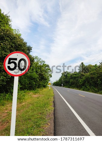 Sign: Do not drive more than 50 km / h
