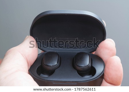 close shot image of black wireless earpods.