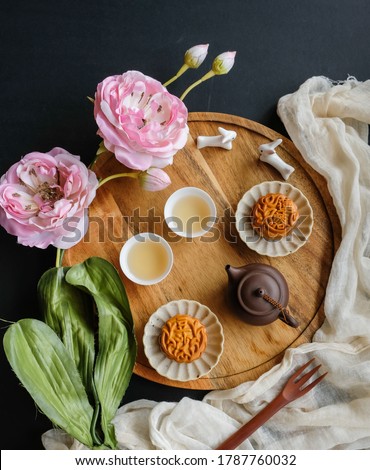 Traditional Chinese festive pastry, Mooncake and Chinese Tea, The chinese characters on the mooncake's translation is lotus and red bean paste