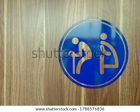 Signs that are a service point for the elderly and pregnant women on a wooden wall