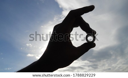 this image describes the hand shadow behind the shy with round ring