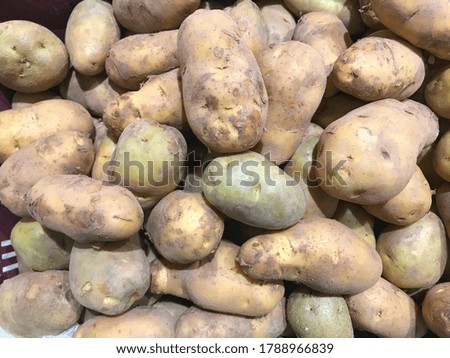 Photos of potatoes on the market 